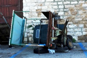 Apecar abbandonato alle spalle del porto