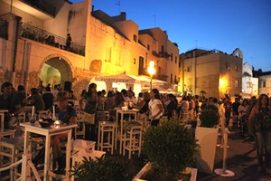 Movida sul porto di Trani