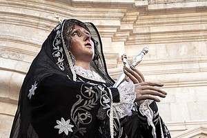 Trani, processione Madonna Addolorata