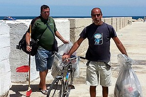 I tifosi puliscono il molo