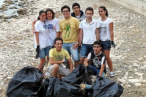 Pulizia spiagge del gruppo giovanile Insieme per Trani