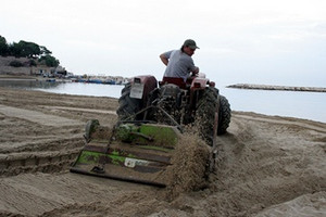 Pulizia delle spiagge a Trani