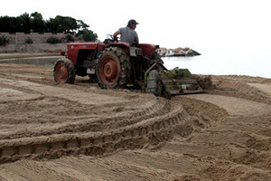 Pulizia delle spiagge a Trani