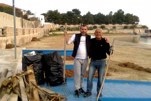 Pulizia alla spiaggia di colonna