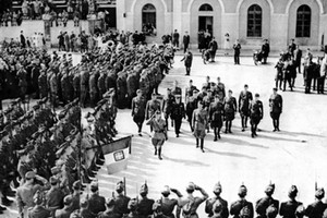 L'arrivo del re Vittorio Emanuele III a Trani, in piazza XX Settembre (5 ottobre 1943)