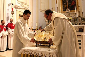 La reliquia di Giovanni Paolo II arriva nella chiesa di Santa Chiara