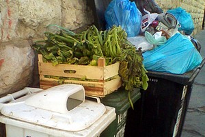 Rifiuti nel centro storico di Trani