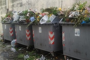 Rifiuti nel cimitero di Trani