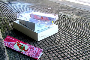 Rifiuti per strada dopo il mercato settimanale di Trani