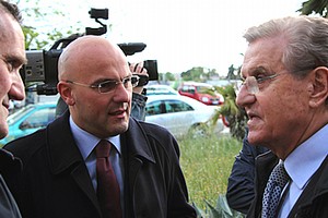 Gigi Riserbato con l'onorevole Mazzocchi in visita all'ospedale di Trani