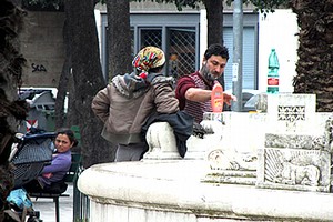 Barba e shampo nella fontana di piazza della Repubblica