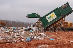Scarico camion rifiuti