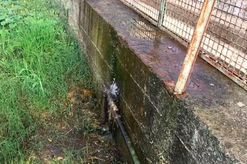 Stadio comunale, tubo rotto con fuoriuscita di acqua