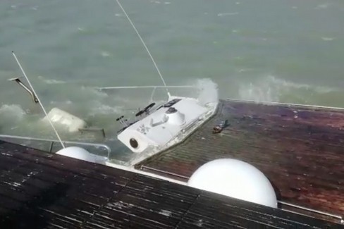 Barca affondata, Porto di Trani