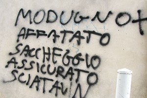 Scritte spray contro i dirigenti del Comune di Trani