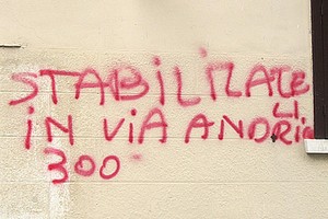Scritte spray contro i dirigenti del Comune di Trani