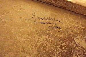 Scritte e graffiti nell'ipogeo della Cattedrale di Trani