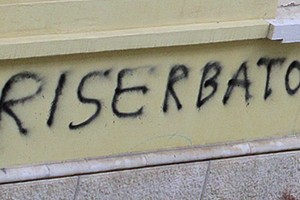 Scritte sui muri contro Gigi Riserbato