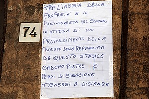 Cadono calcinacci dall'ex scuola Bovio