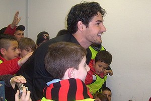 Bambini della scuola calcio con Pato