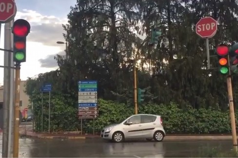 Trani, il semaforo di Capirro con tutti i colori accesi