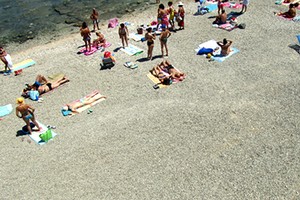 La spiaggia livellata con la ghiaia