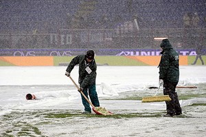 Maltempo, neve sul campo di calcio