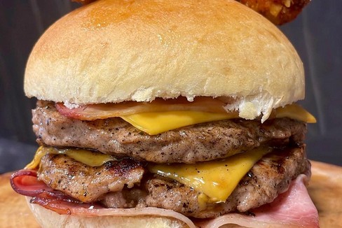 In macelleria si nasconde una speciale hamburgeria: ecco “Stefburger”