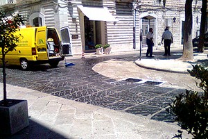 Cera sulla strada dopo il passaggio della processione