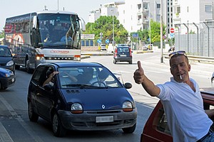 Tifosi del Trani scortano il pullman della squadra