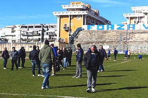 Tifosi Fortis Trani nel campo di gioco