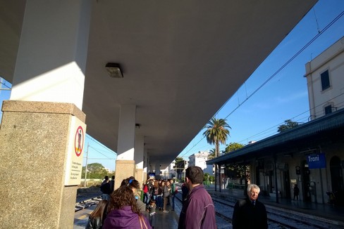 Stazione di Trani pendolari in attesa