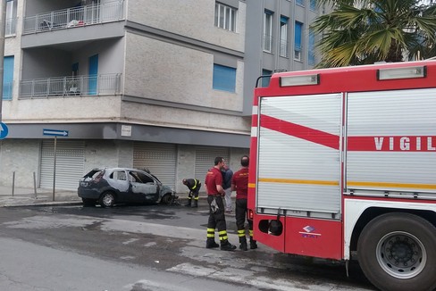 Auto in fiamme tra via Malcangi e via Rovigno, traffico in tilt