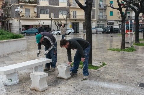 Nuova panchina in piazza Sarro