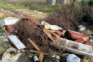Rifiuti in via Torrente Antico
