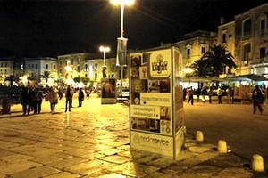 Totem pubblicitari sul porto di Trani