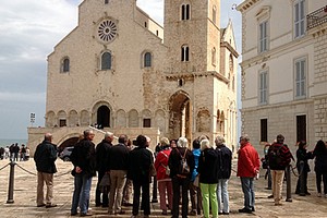Turisti in visita a Trani