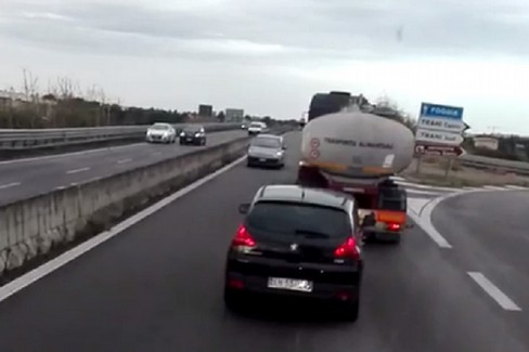 Auto transita in contromano sulla strada statale 16