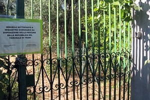 Vegliando oltre il cancello