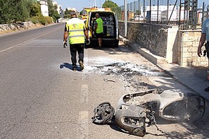 Vespa in fiamme su via Bisceglie