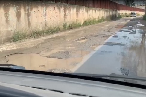 Manto disastrato in via Torrente Antico