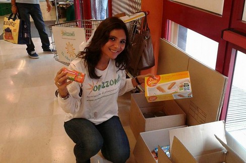 volontaria raccolta alimentare Dok