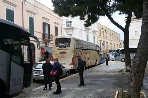 Caos bus turistici in Piazza Gradenico