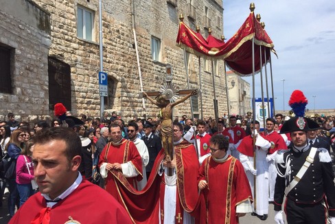 Sbarco del Crocifisso di Colonna nel porto di Trani