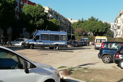 Sgombero di abusivi in via Olanda: le immagini dell'operazione