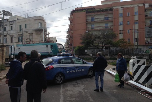 Sbarre alzate al passaggio al livello di via Corato