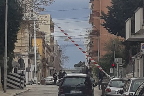 Treni in transito con le sbarre aperte