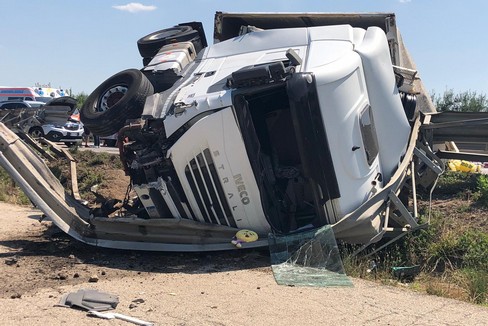 Incidente sulla 16bis: traffico paralizzato