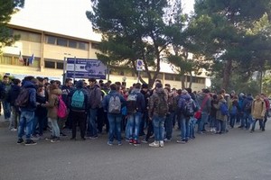 Termosifoni spenti, protestano gli studenti dell'ITC Aldo Moro