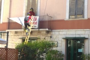 Bloccata in casa, una famiglia soccorsa dai Vigili del Fuoco